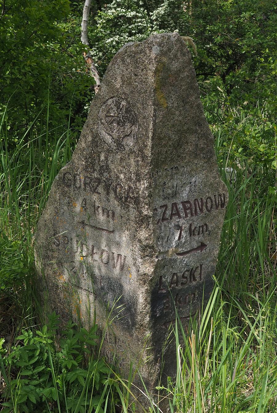 Kamień - kierunkowskaz za Spudłowem