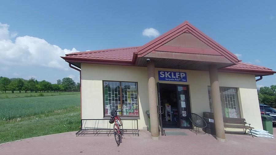 Sklep w Secyminie , rower w słońcu