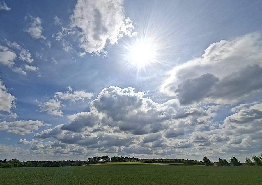 Słońce, chmury, wiatr