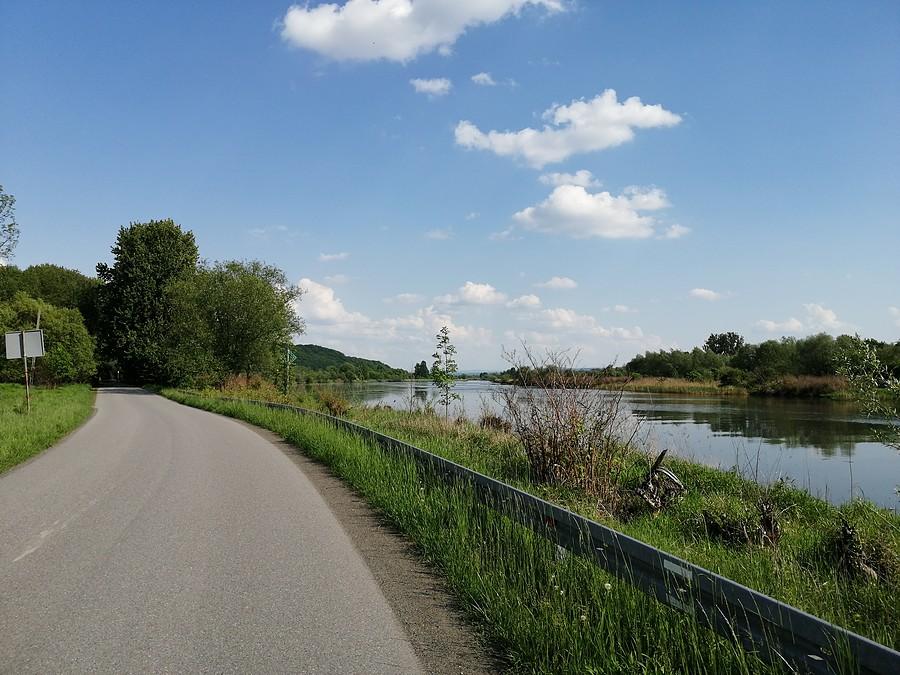 Wzdłuż rzeki.