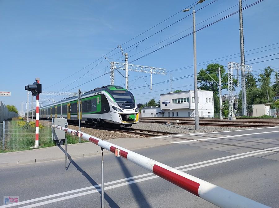Pociąg Kolei Mazowieckich jadący w stronę Warszawy