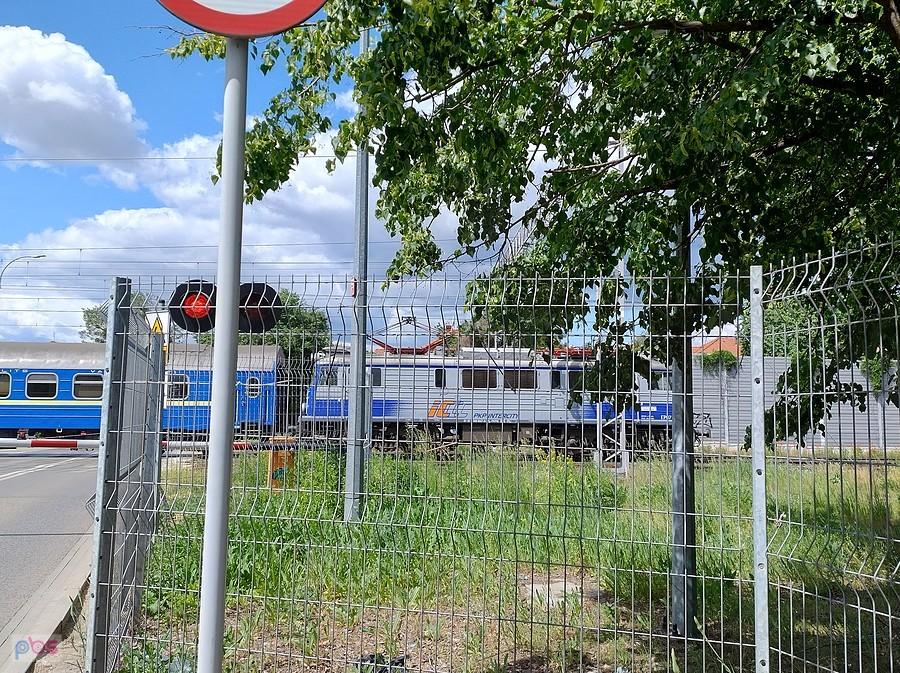 Pociąg na przejeździe przez Strąkową
