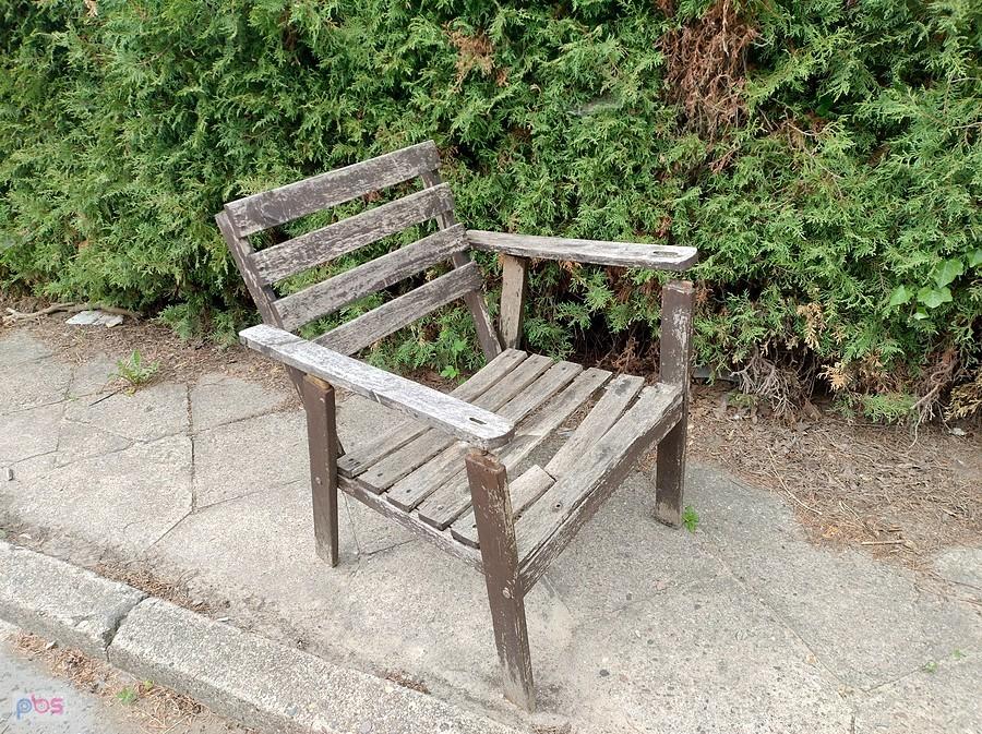 To stare krzesło już dłuższy czas stoi na chodniku, widać nikomu nie przeszkadza