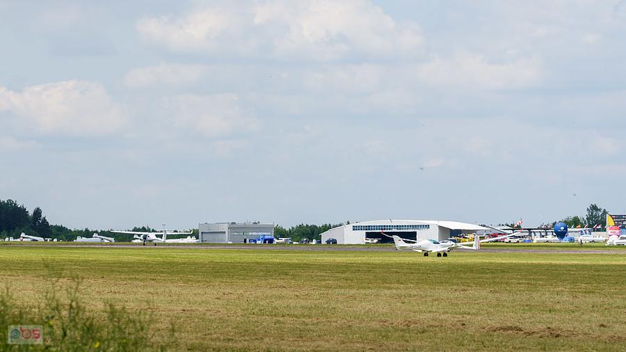 Artus Aircraft Artus 600-Lighter #SP-SUNY wyciąga szybowiec, rozgrzane powietrze trochę przeszkadzało w fotografowaniu