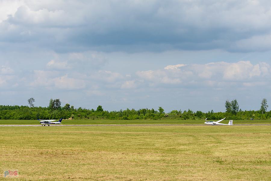 Cessna 182P Skylane #HA-DIC wyciąga szybowiec