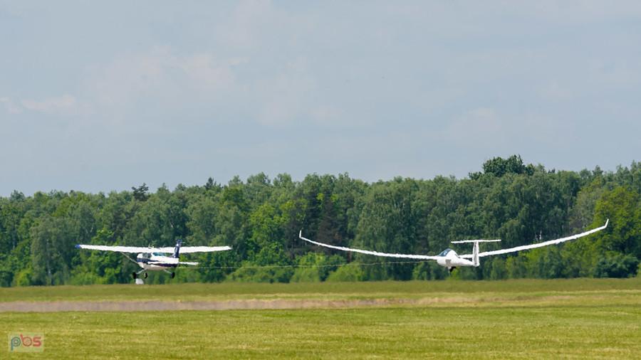Cessna 182P Skylane #HA-DIC wyciąga szybowiec