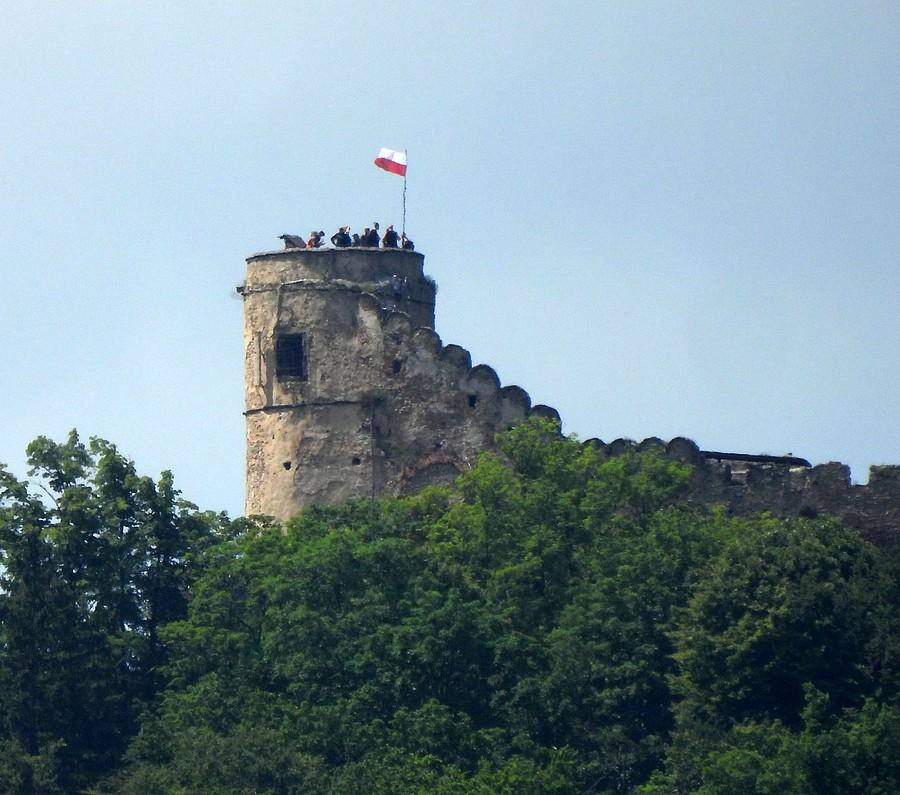 Zoom na Zamek Chojnik z ludźmi