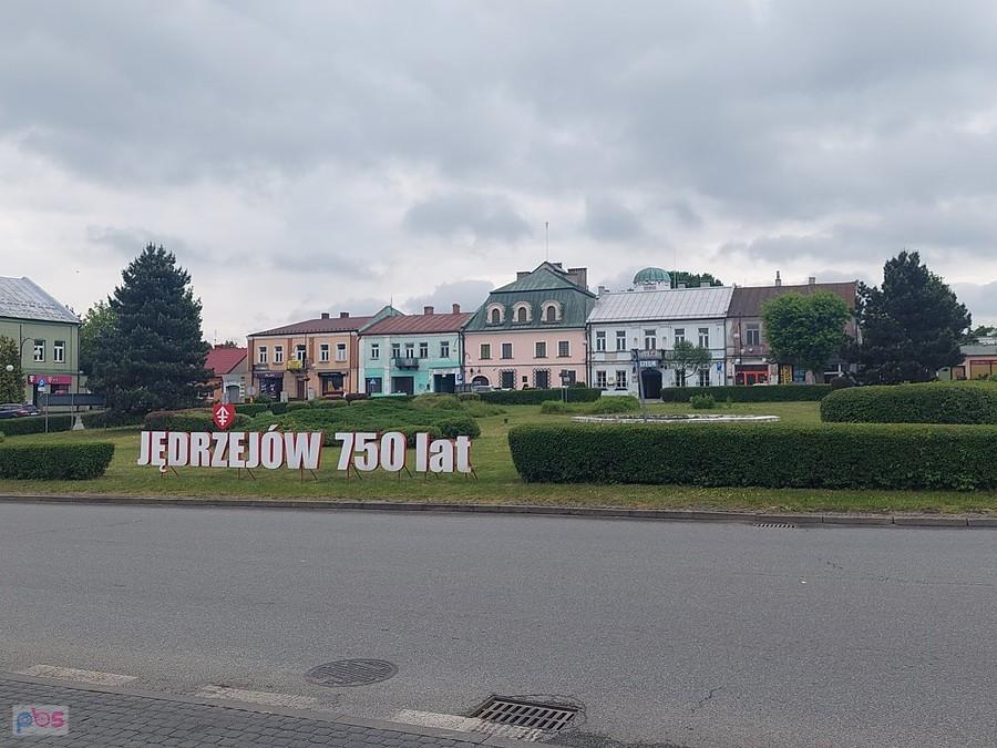Rynek w Jędrzejowie, w białej kamienicy muzeum zegarów