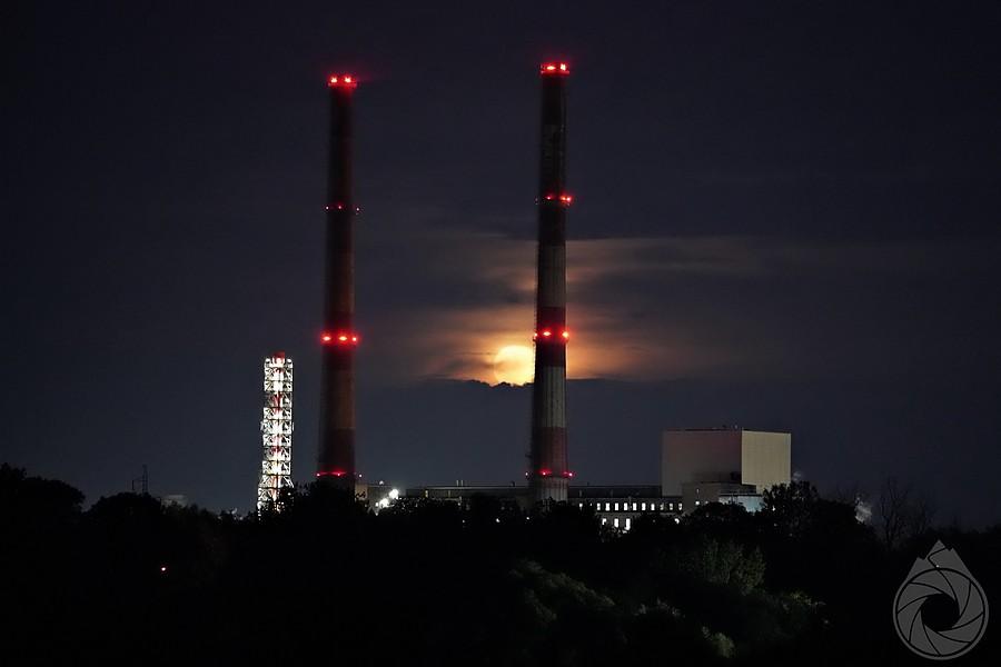 industrialna część Oświęcimia, z księżycem