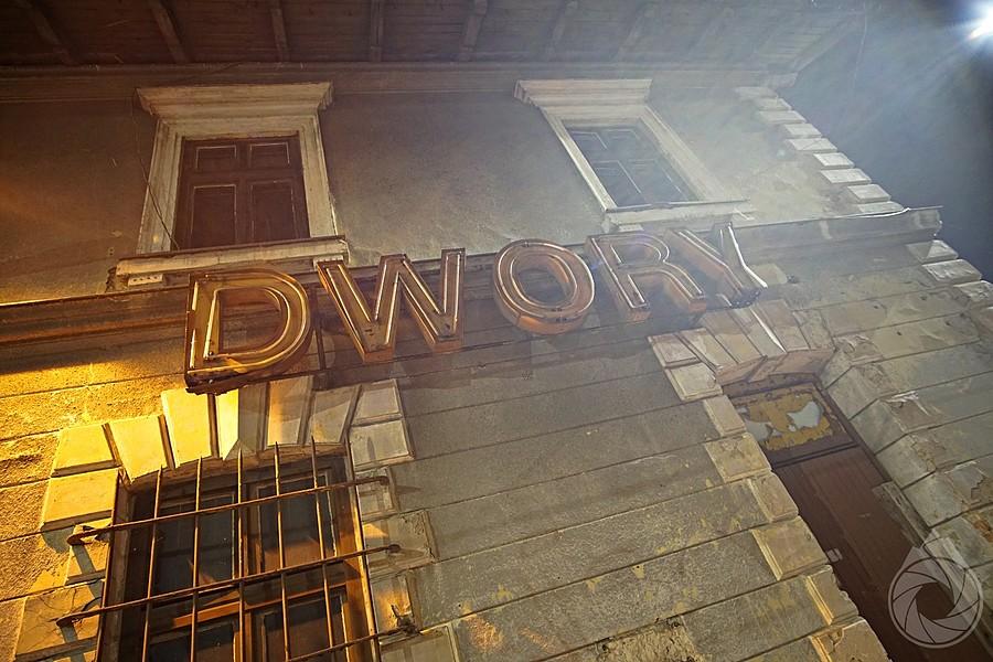 sypiący się dworzec w Dworach