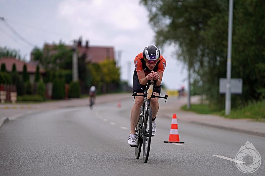 Arek wyprzedza tłumy na rowerze #TriathlonRzeszów