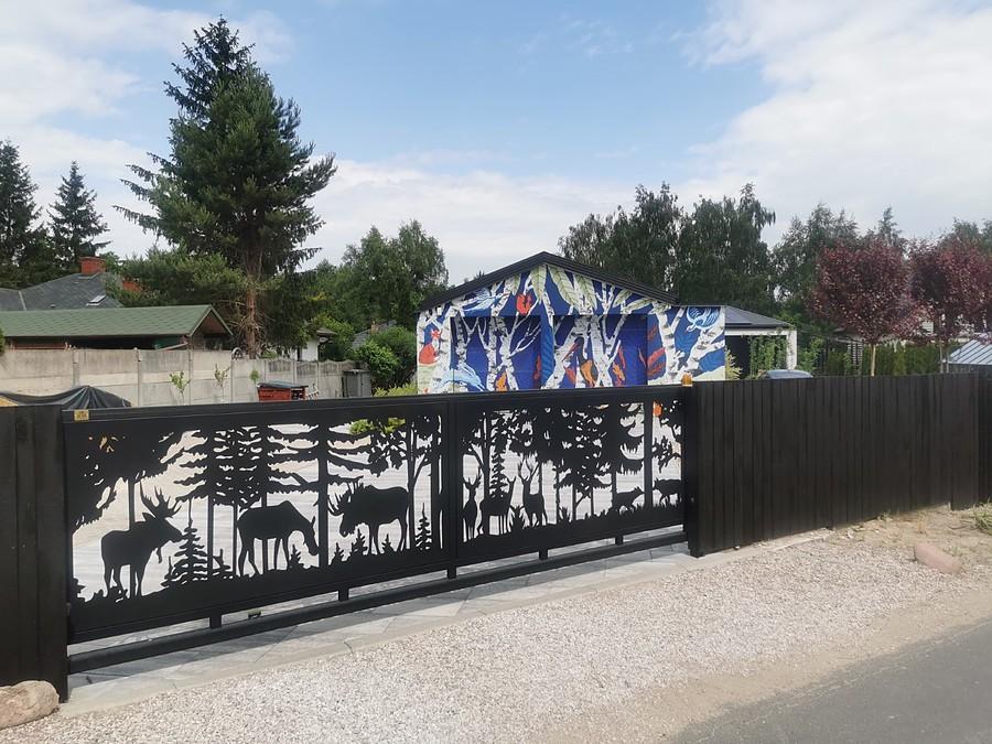 Oryginalna brama i mural w Wiktorowie