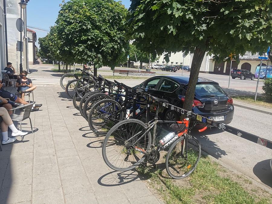 Przed kawiarnią, wiadomo gdzie