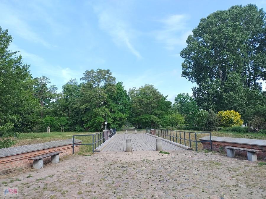 Drewniany most nad fosą w parku na Forcie Bema. Teraz służy pieszym