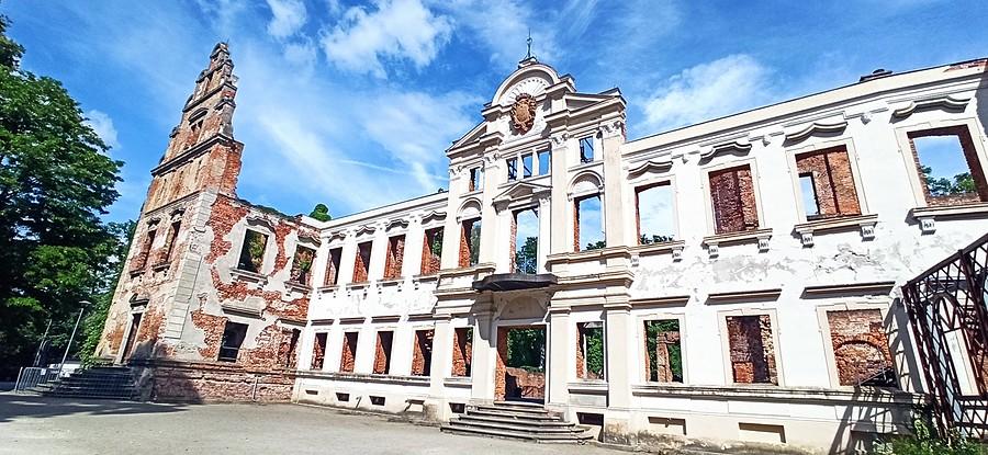 Fasada barokowego pałacu Hatzfeldów z XVII w. w Żmigrodzie.