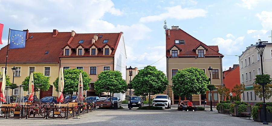 Kamieniczki na rynku w Żmigrodzie. Czegoś tu brakuje?