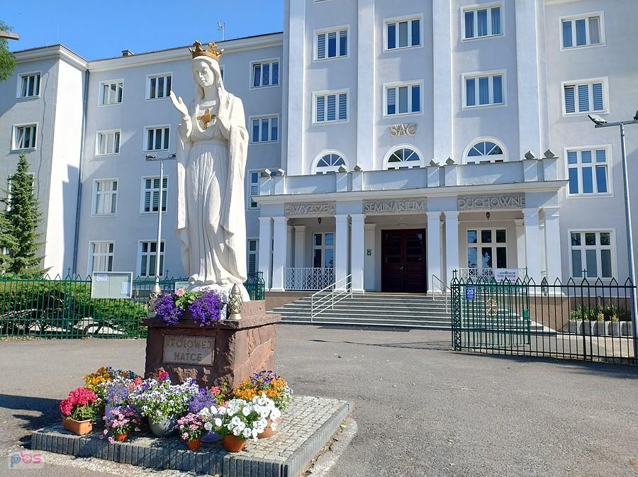 Figurka Matki Boskiej przed Wyższym Seminarium Duchownym w Ołtarzewie
