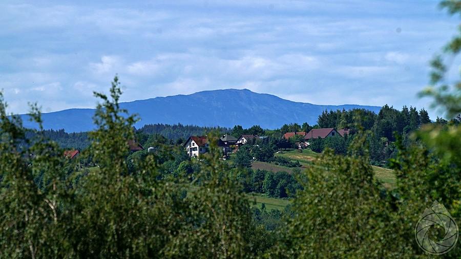 Wieś w dolinie z górami w tle