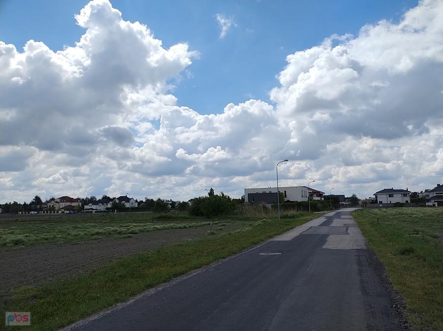 Droga wiejska pod chmurami