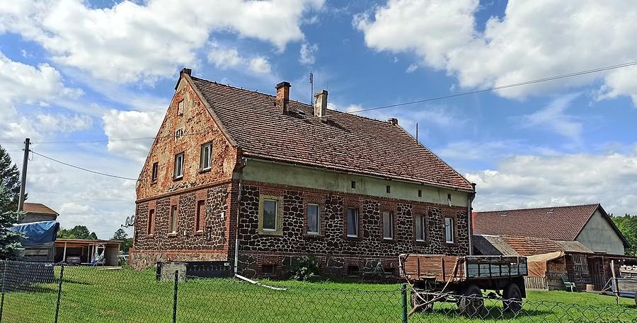 "Dom z żelaza" z 1876 roku w Krośnicach, zbudowany z rudy darniowej.