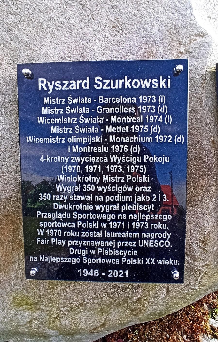 Tablica na kamieniu upamiętniającym zasługi kolarza R. Szurkowskiego