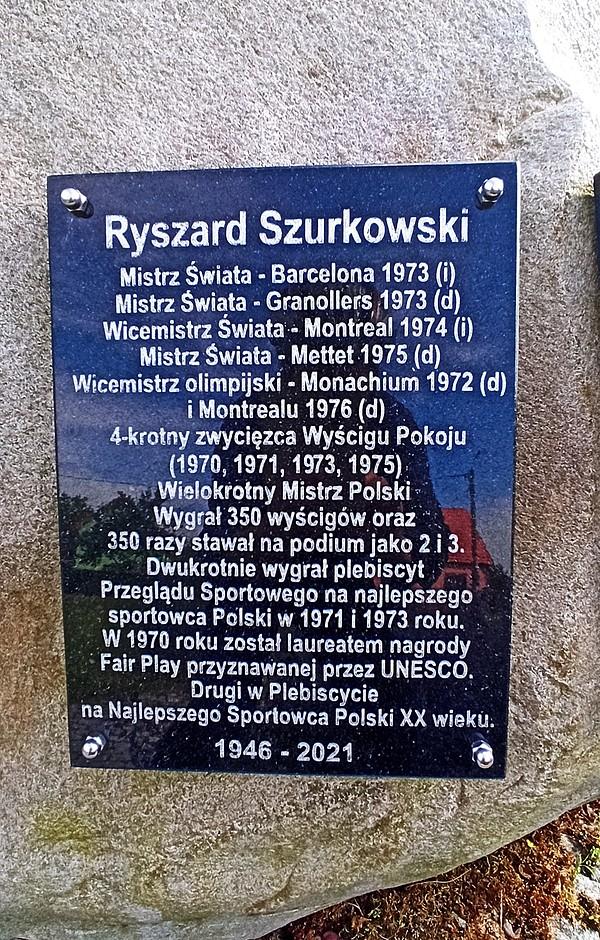 Tablica na kamieniu upamiętniającym zasługi kolarza R. Szurkowskiego