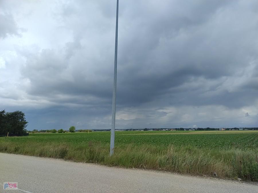 Słup energetyczny nad polami