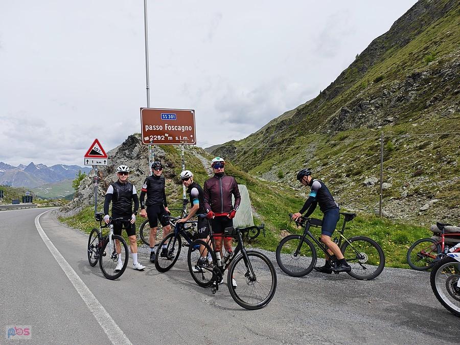 Grupa rowerzystów na Passo Foscagno