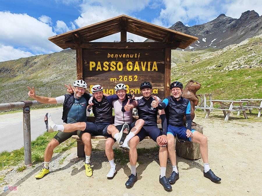 Grupa rowerzystów na przełęczy Gavia