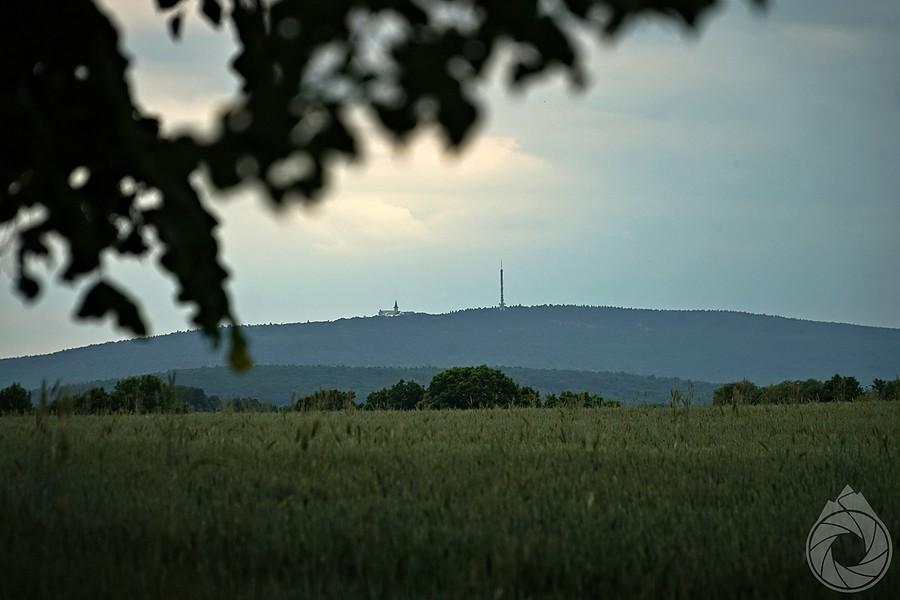 Święty Krzyż zza pól
