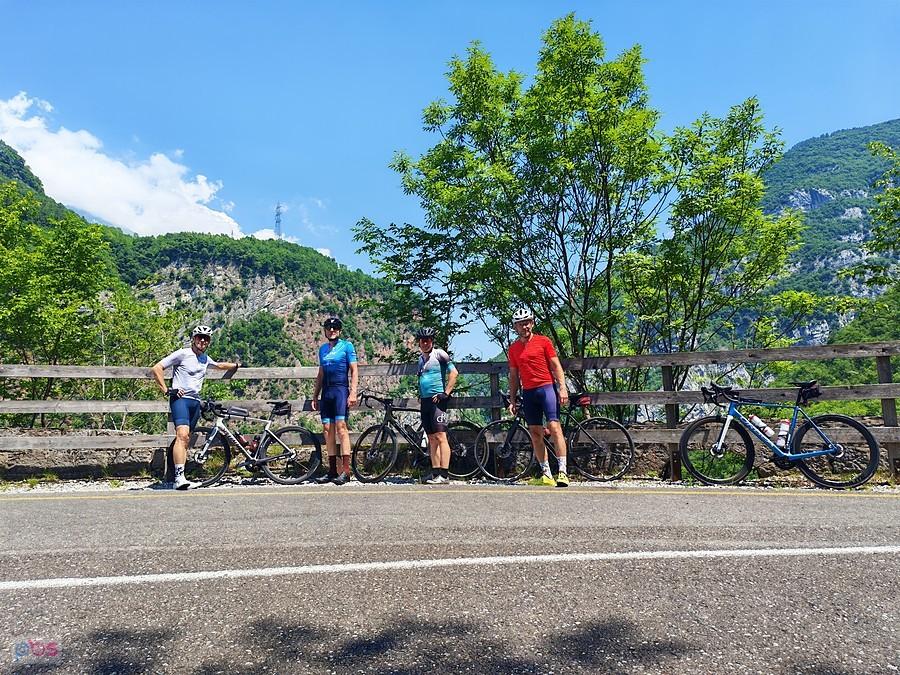 Grupa rowerzystów na wycieczce