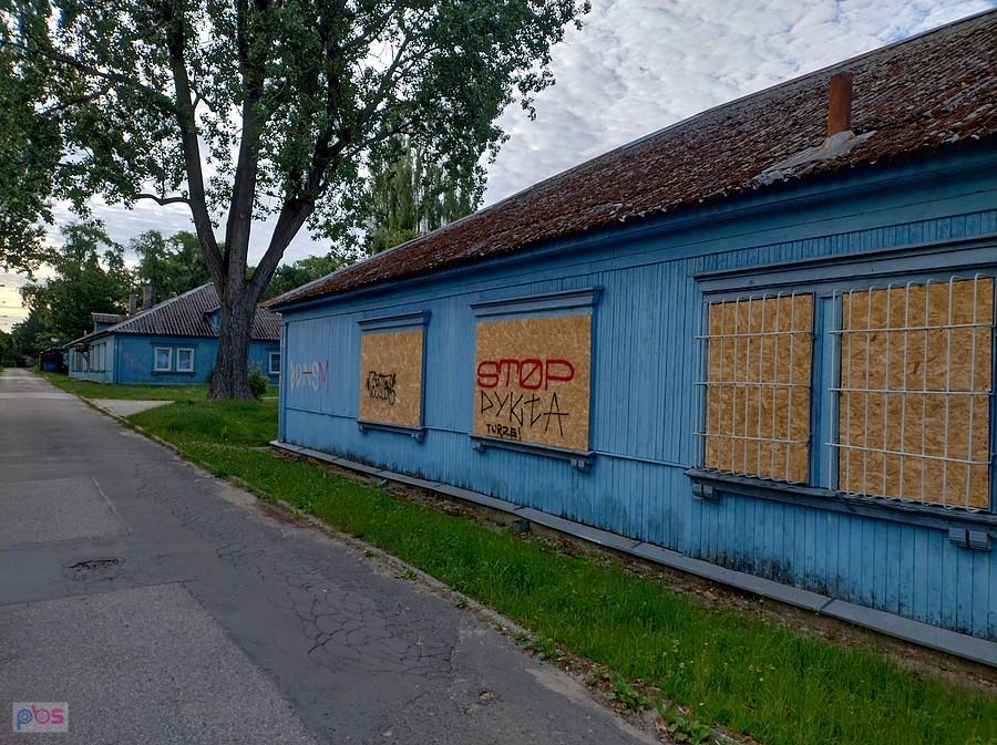 Większość domków na Osiedlu Przyjaźń ma okna zabite płytami