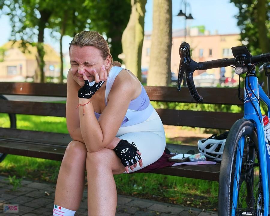 Rowerzystka odpoczywająca na ławce po treningu