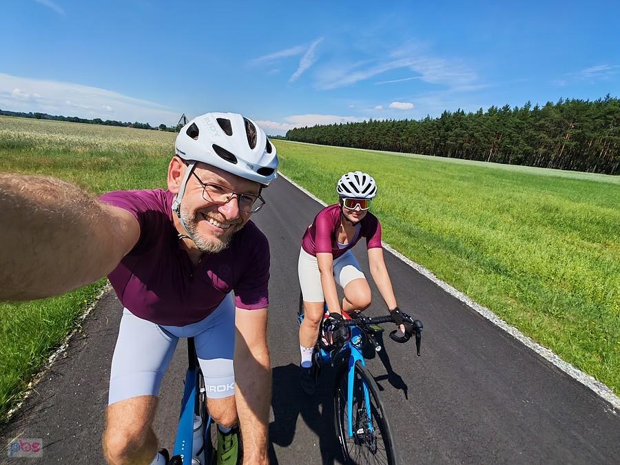 Dwoje rowerzystów na wiejskiej drodze