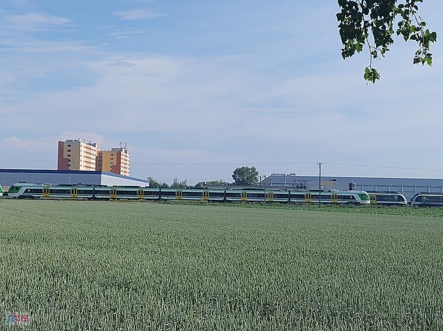 Pociąg wyjeżdża z Ożarowa