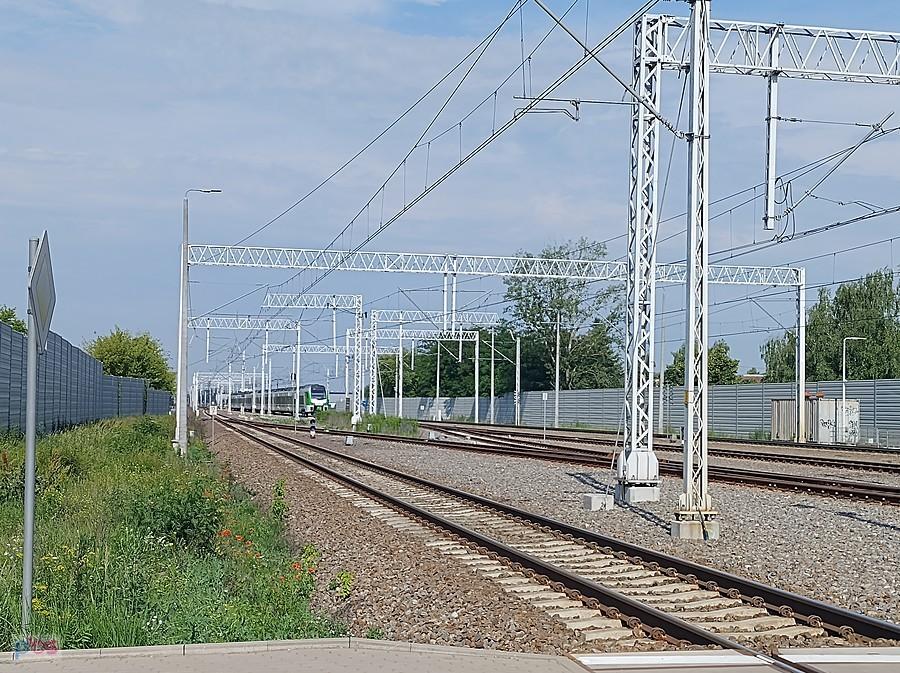 A ten stoi na bocznym torze, żeby przepuścić pospieszne