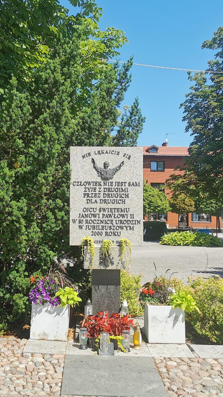 Tablica dla Jana Pawła II w Błoniu
