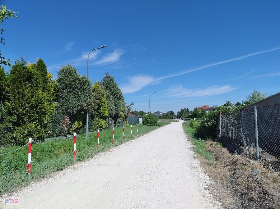 Fragment szutru lepszy niż zdarta wierzchnia warstwa asfaltu na głównej drodze