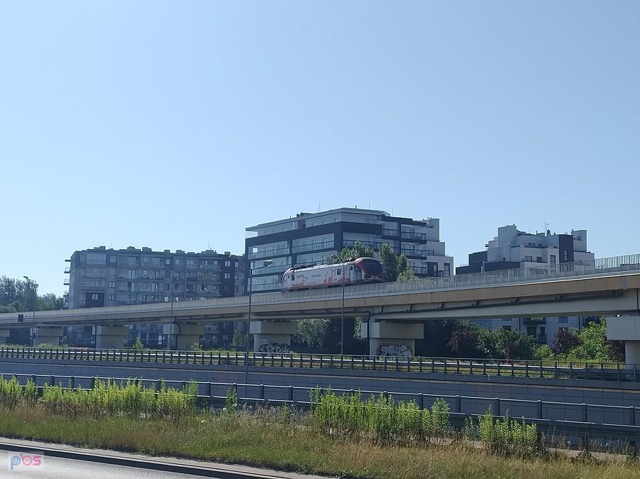 Lokomotywa albo inny pojazd szynowy na wiadukcie