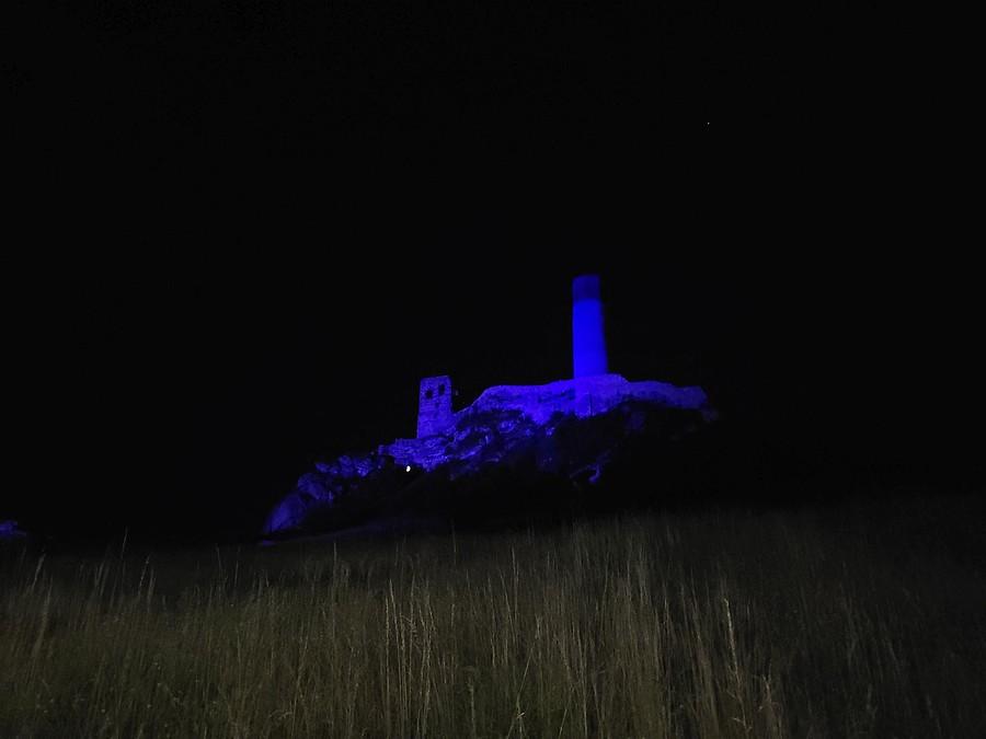 Zamek Olsztyn licho oświetlony