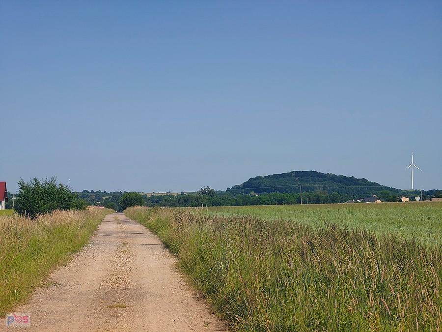 Przez pola z widokiem na Górę Grojec