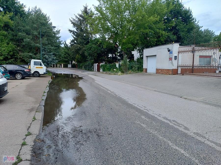 W tym roku ogromne kałuże tworzą się na uliczce Zachodzącego Słońca