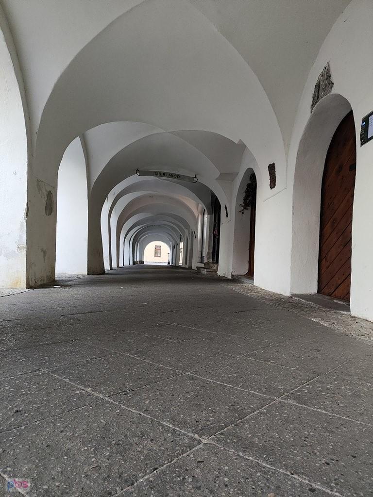 podcienia o poranku
