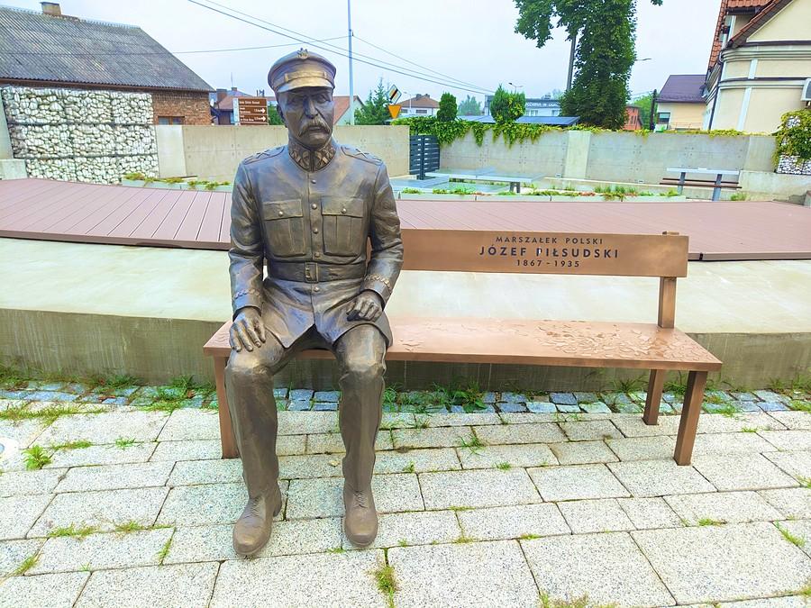 Ławeczka Józefa Piłsudskiego w Ogrodzieńcu.