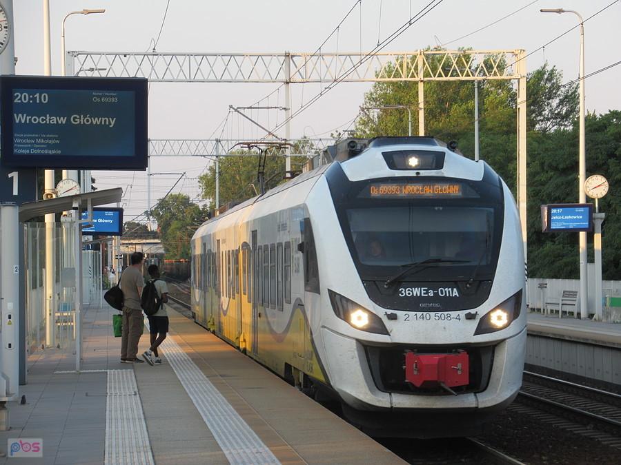 Impuls 36We-011 jako pociąg relacji Dobrzykowice Wrocławskie - Wrocław Gł. stoi na przystanku Wrocław Szczepin