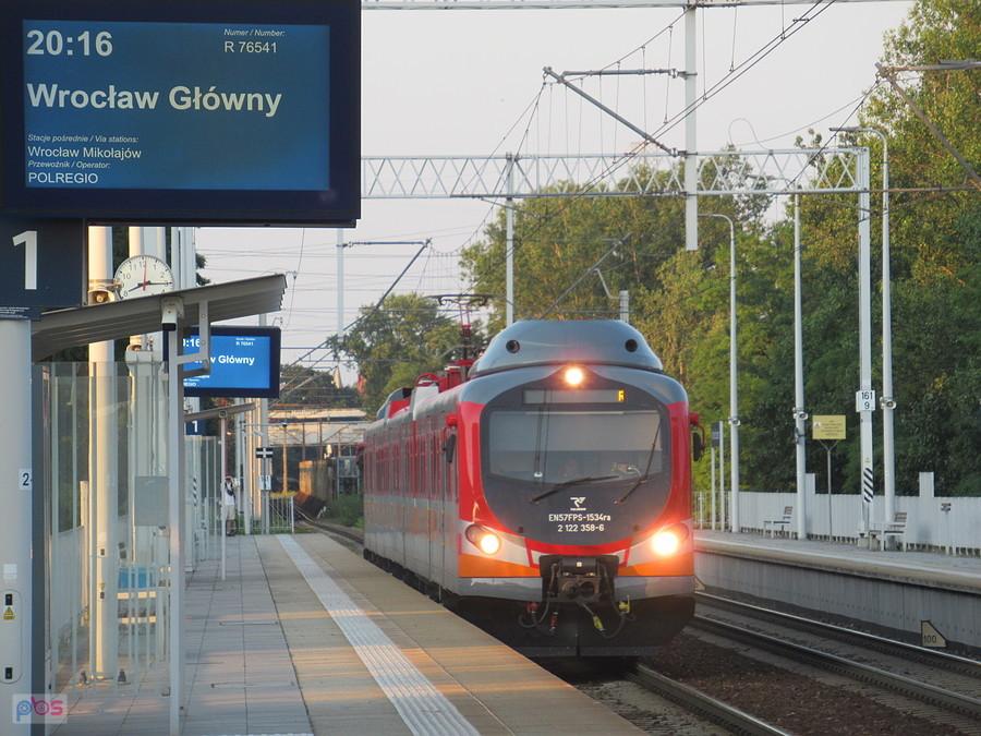 EN57FPS-1534 jako pociąg relacji Ostrów Wlkp. - Wrocław Gł. wjeżdża na przystanek Wrocław Szczepin