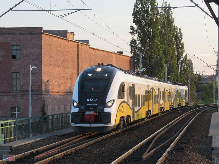 Pesa Elf2 48Wec-029 jako pociąg relacji Wrocław Gł. - Jelcz-Laskowice wjeżdża na przystanek Wrocław Szczepin