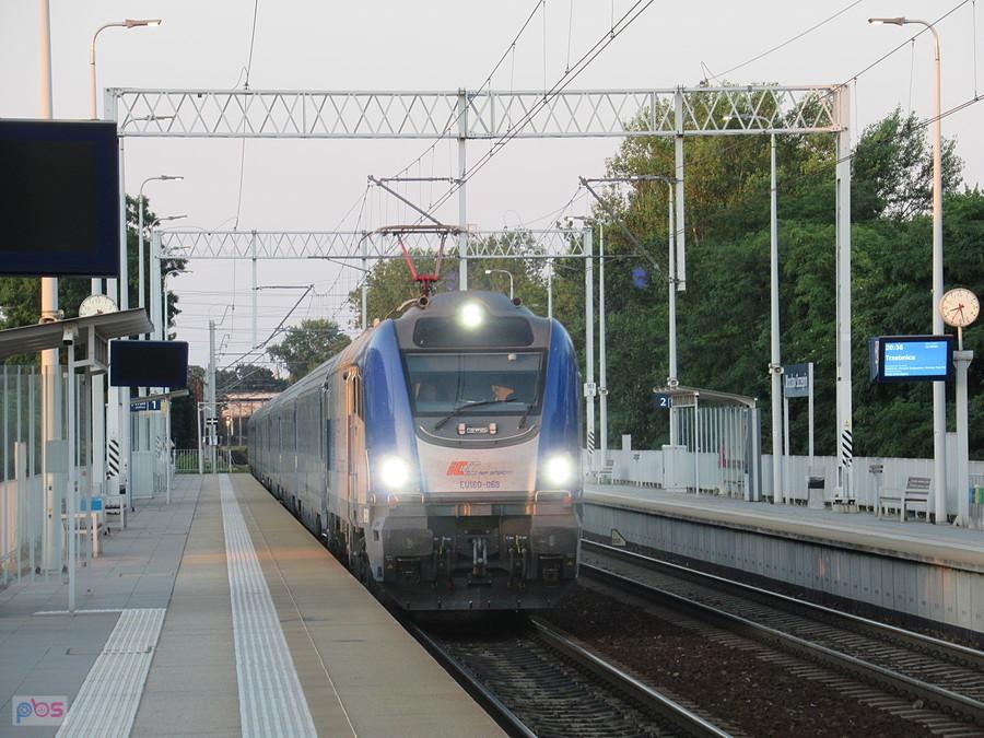 Newag Griffin EU160-069 z IC Nałkowska relacji Białystok - Wrocław Gł. mija przystanek Wrocław Szczepin