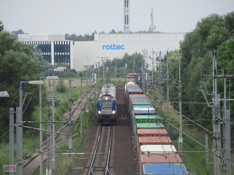 Newag Griffin EU160-023 z IC Via Regia relacji Lepzig Hbf - Przemyśl Gł. mija wrocławskie Złotniki