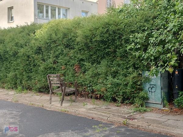 A krzesło dalej stoi